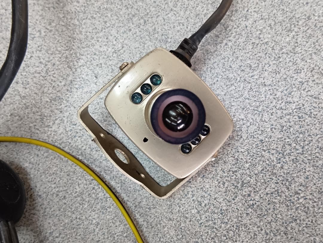 バリフォーカルレンズ搭載の小型カメラ☆LED照明付きで多用途に対応☆送料込価格！