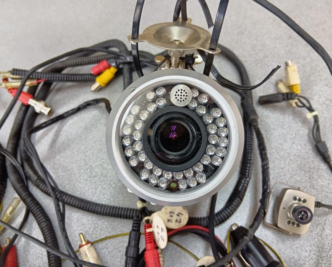 バリフォーカルレンズ搭載の小型カメラ☆LED照明付きで多用途に対応☆送料込価格！