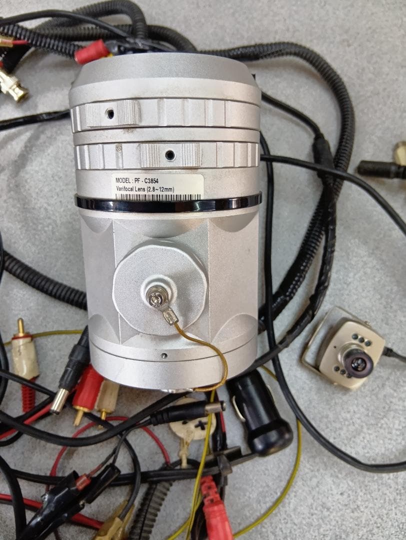 バリフォーカルレンズ搭載の小型カメラ☆LED照明付きで多用途に対応☆送料込価格！