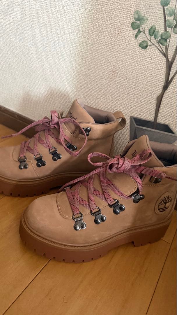 Timberland ベージュブーツ ピンク紐