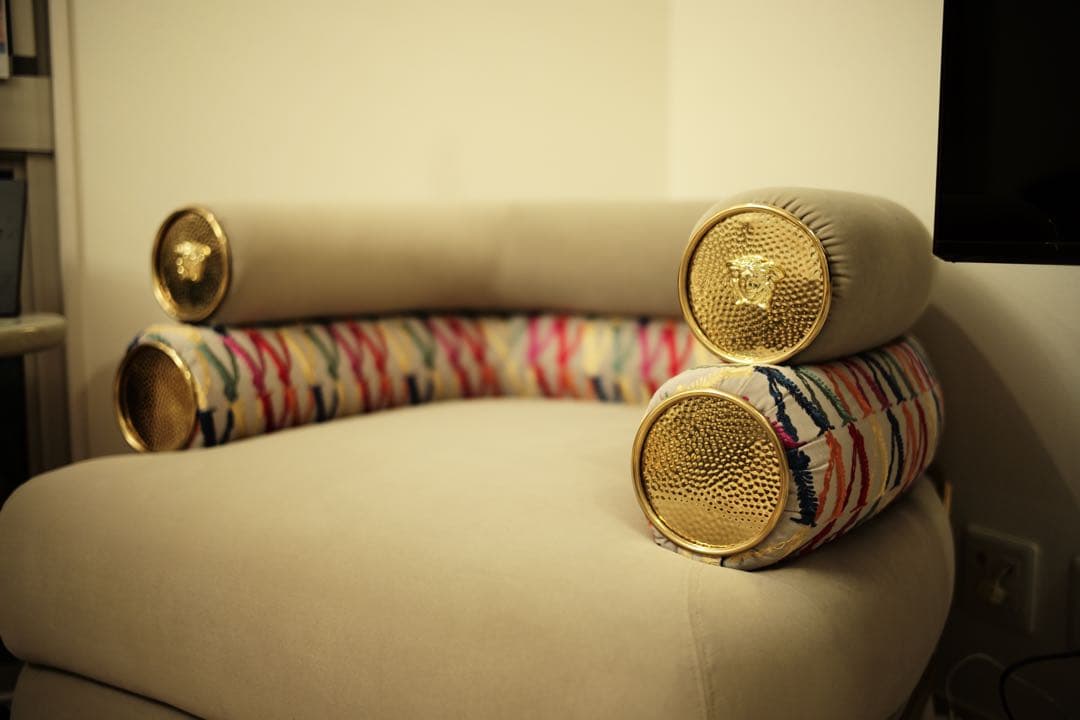 モダンなベージュシングルソファヴェルサーチ1人掛けソファ