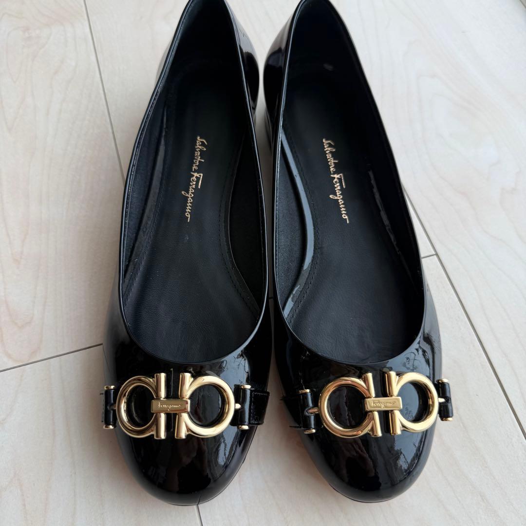 フェラガモ　フラットシューズ　パンプス　靴　レディース　黒　エナメル　23