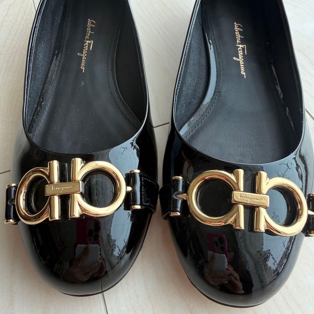 フェラガモ　フラットシューズ　パンプス　靴　レディース　黒　エナメル　23