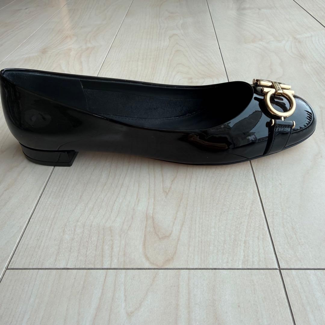 フェラガモ　フラットシューズ　パンプス　靴　レディース　黒　エナメル　23