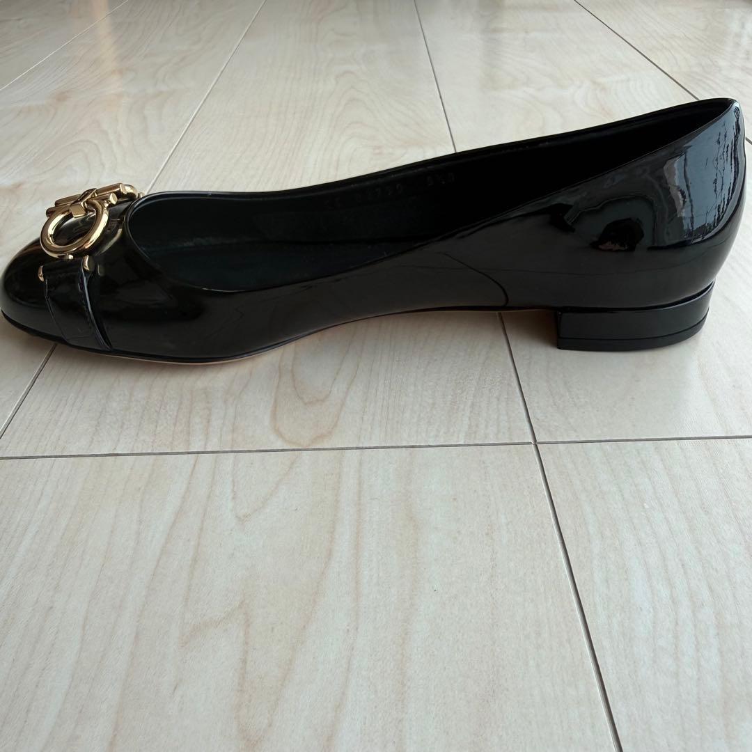 フェラガモ　フラットシューズ　パンプス　靴　レディース　黒　エナメル　23