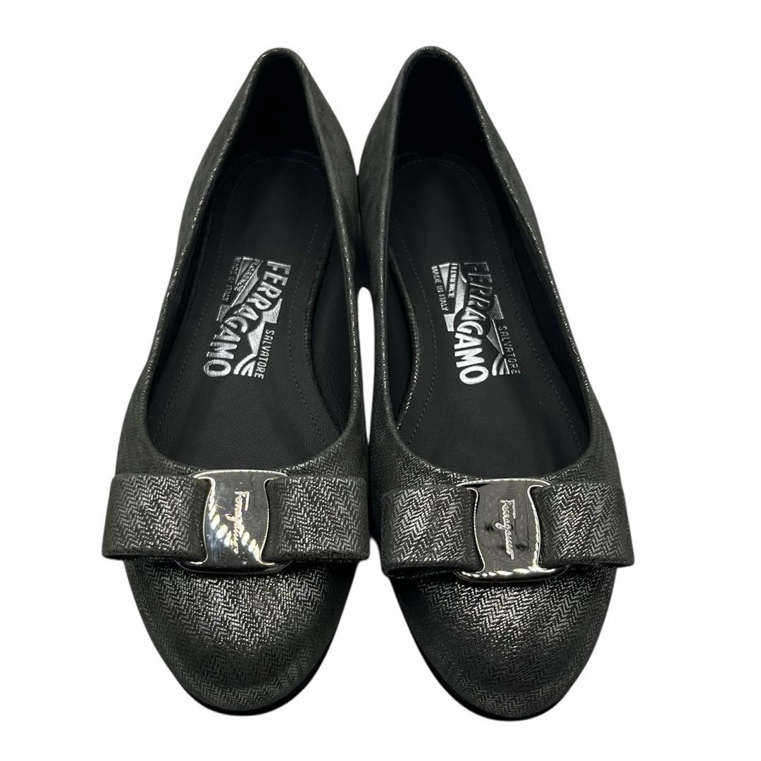 【極美品】Ferragamo⭐︎パンプス⭐︎22.5cm⭐︎シルバー⭐︎ほぼ未使用