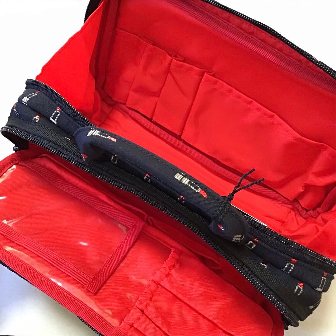 新品　アルティザン&アーティスト 大きめサイズのスロープシェイプポーチ