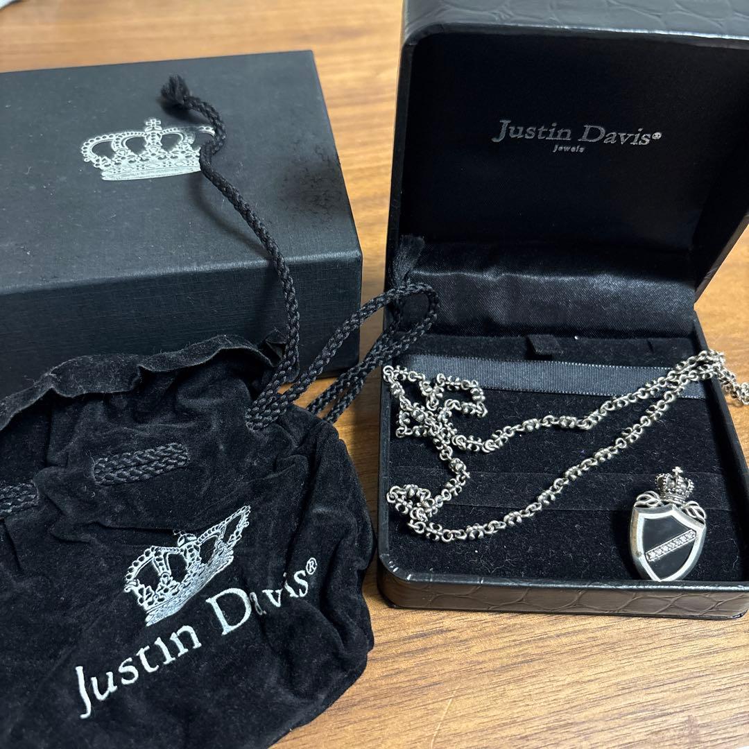 Justin Davis シールド型ペンダントネックレス