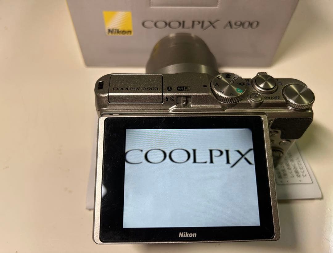 Nikon COOLPIX A900 本体と付属品