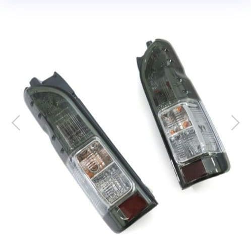 新品未使用☆200系ハイエース スモークレンズテールランプ 2個セット☆