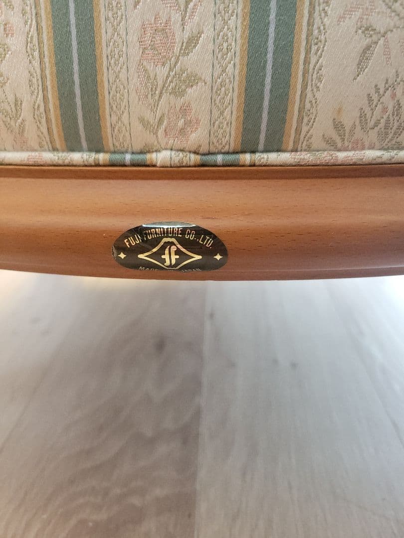 フジ家具　アンティーク調　ストライプ柄アーム付き1人掛けソファ