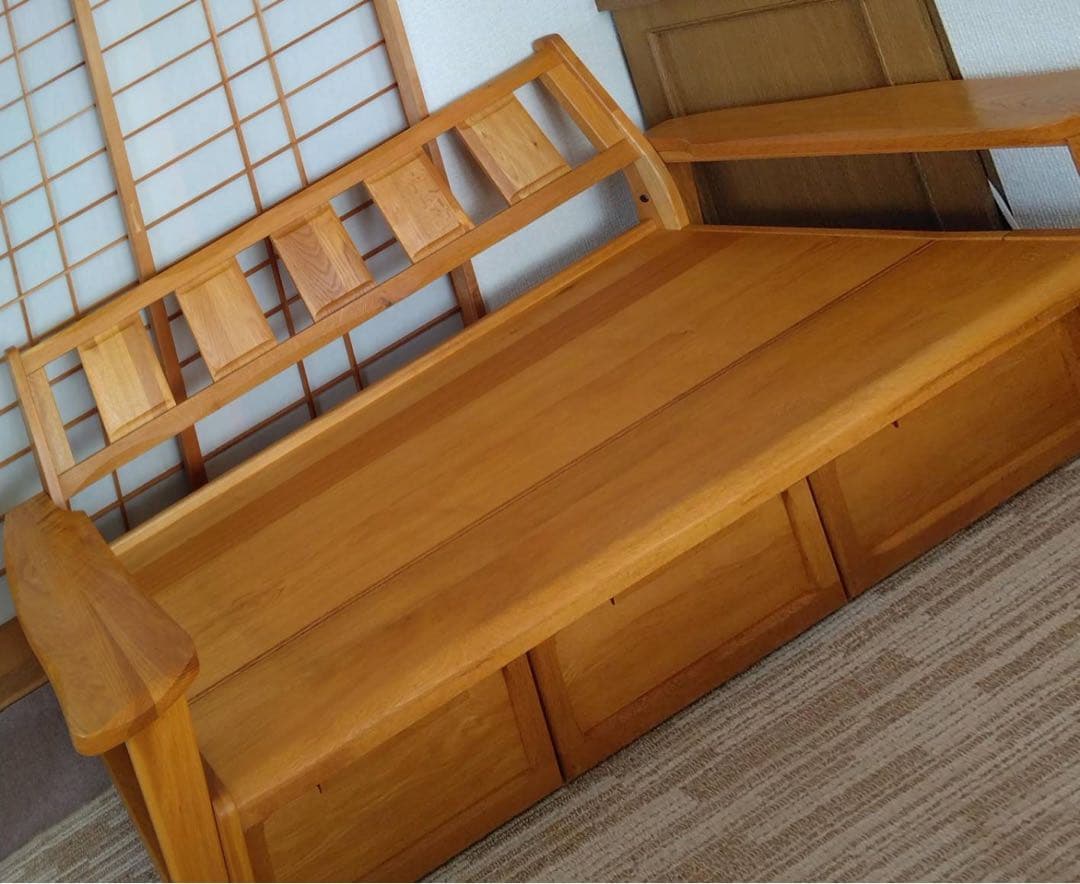 ３人がけの木製ソファー