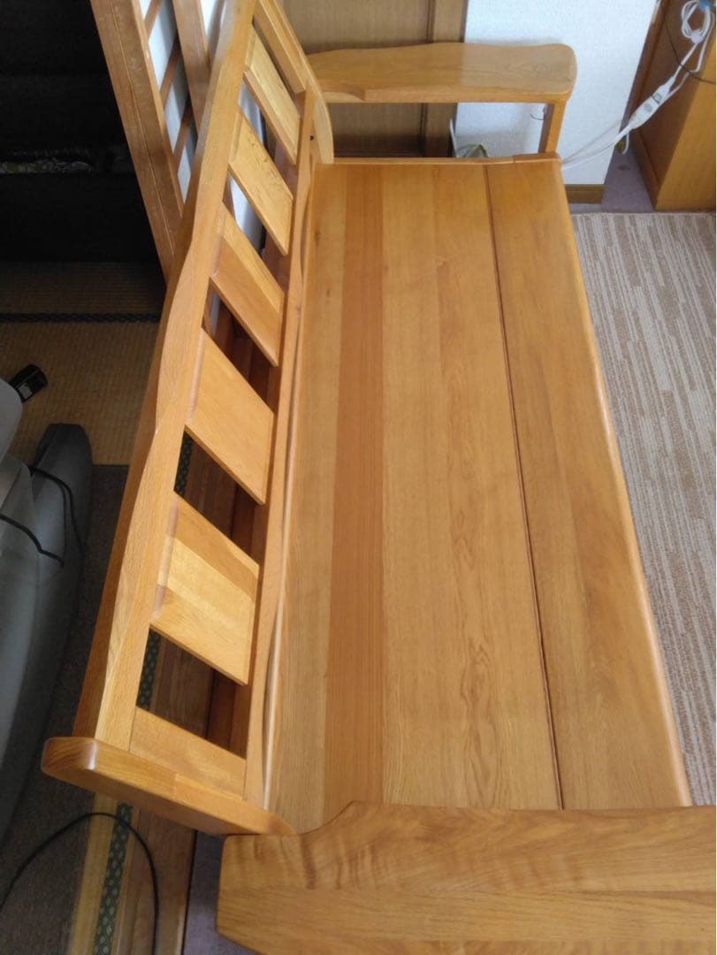 ３人がけの木製ソファー