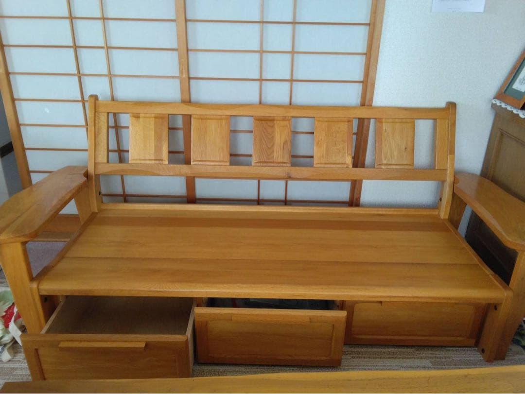 ３人がけの木製ソファー