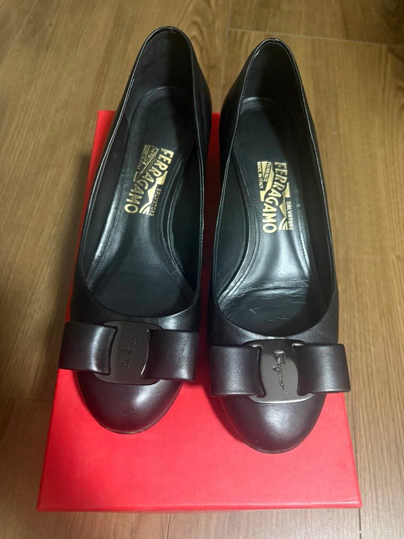 フェラガモ リボンパンプス　ラウンド　ブラック　裏張り済み　太ヒール