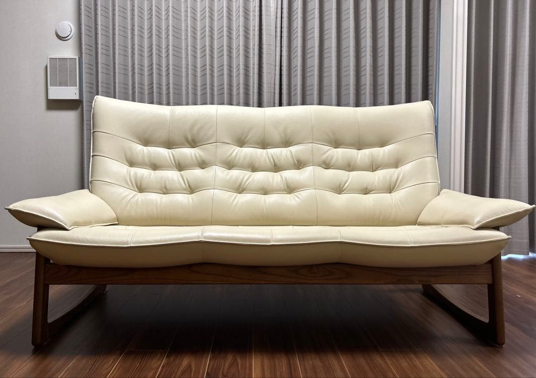 三人掛け革張りソファー　色:アイボリー