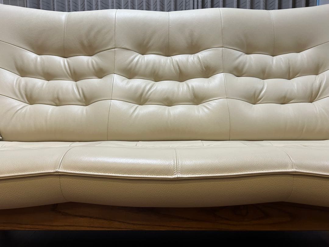 三人掛け革張りソファー　色:アイボリー