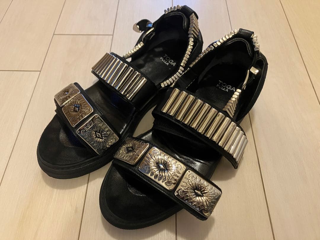 TOGA PULLA トーガ メタルサンダル コンチョ 38サイズ 黒 ブラック