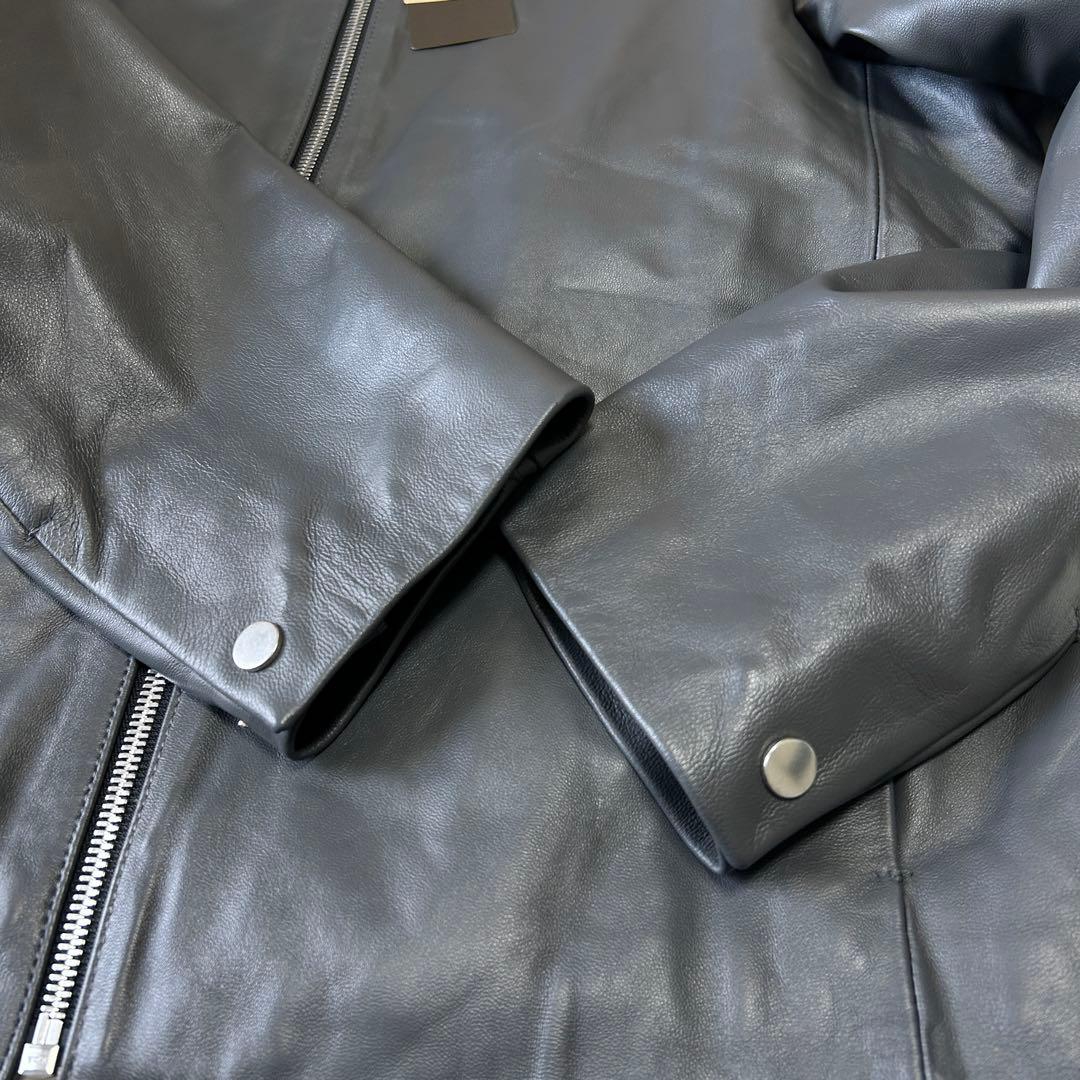 新品 未使用 25AWコムサメン ラムレザー シングルライダースジャケットL 灰