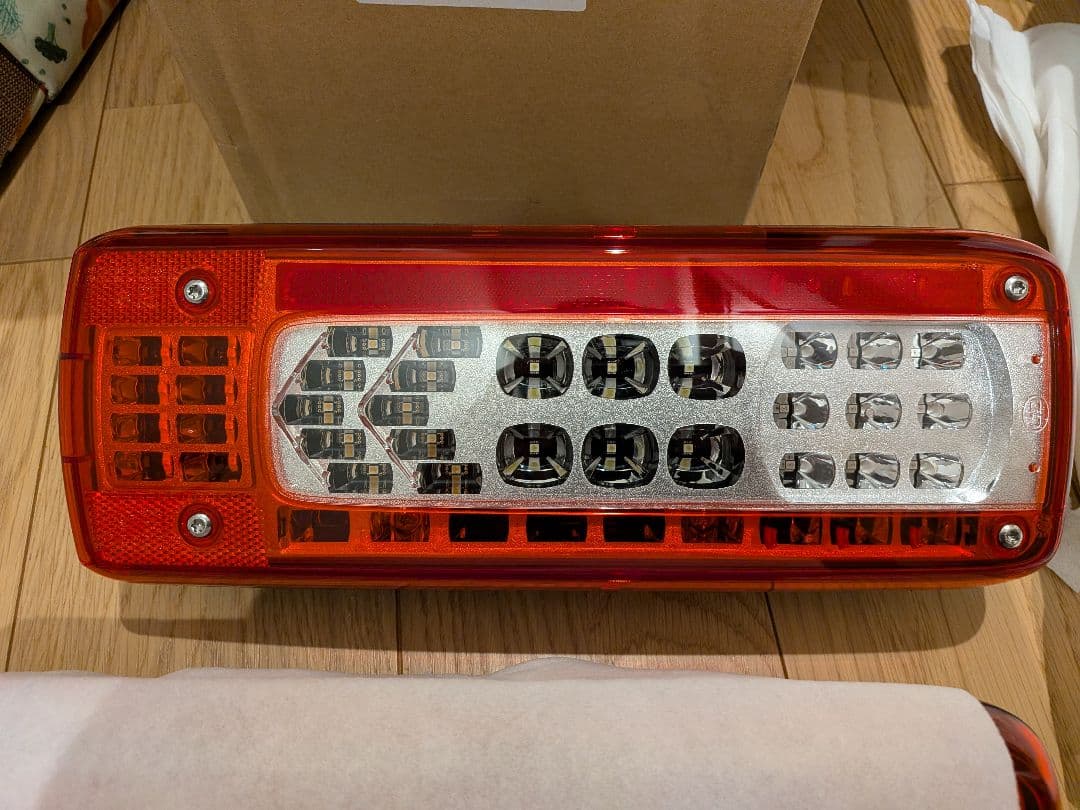 即購入OK！ クオン テールランプ テールライト LED 新車外し