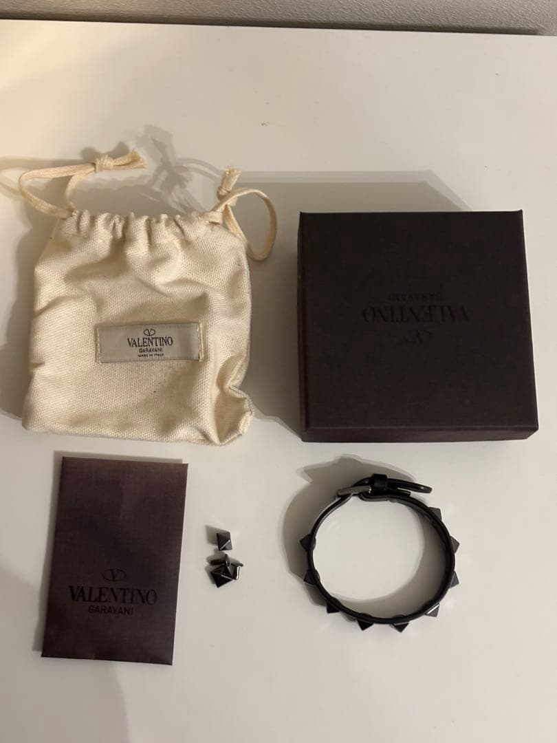 ち*ま様 【美品】 VALENTINO スタッズ レザーブレスレット