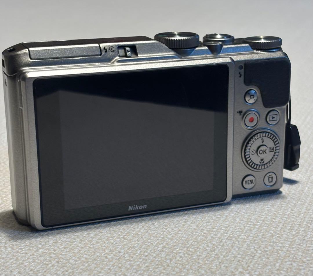 【美品】Nikon COOLPIX A900 シルバー　デジタルカメラ