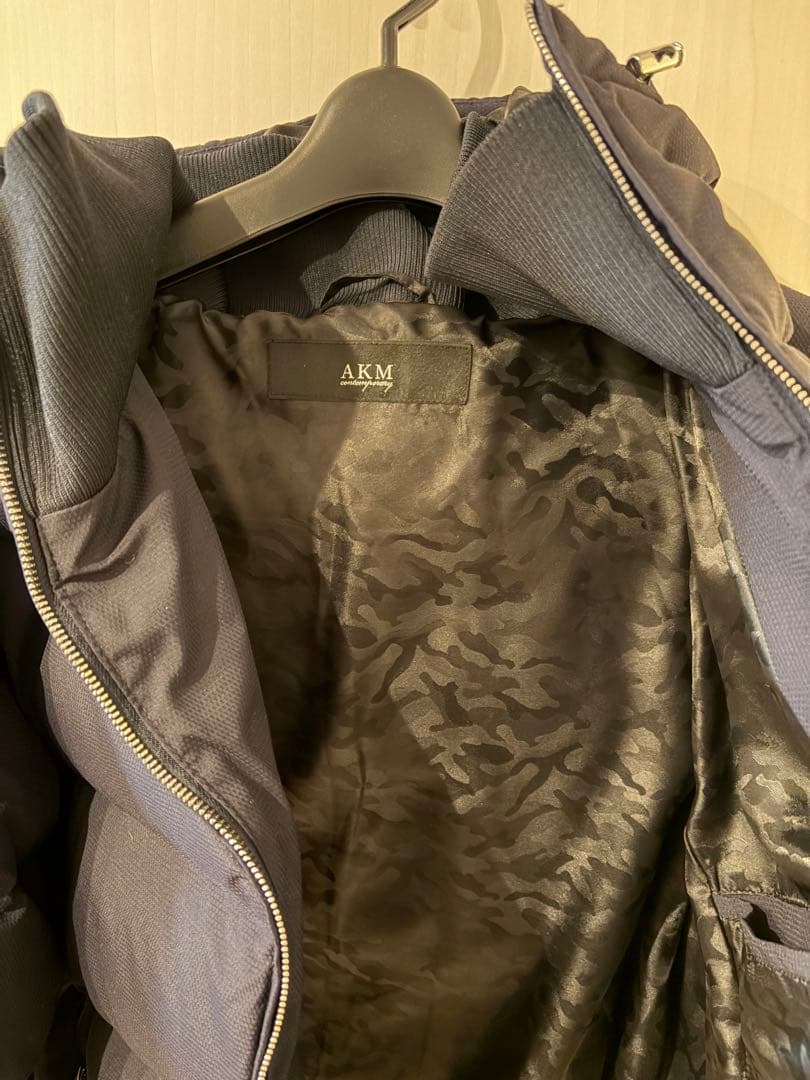 AKM ダウンジャケットNAVY 紺色　細身　マット色　迷彩ライナー　防寒性抜群