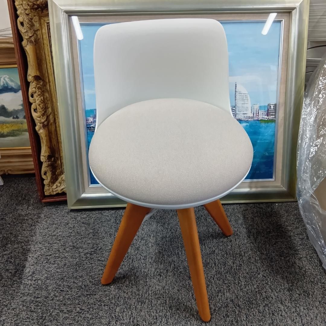 【展示品】オカムラ　ピルエット　木脚　背付　ベージュ　ホワイトシェル