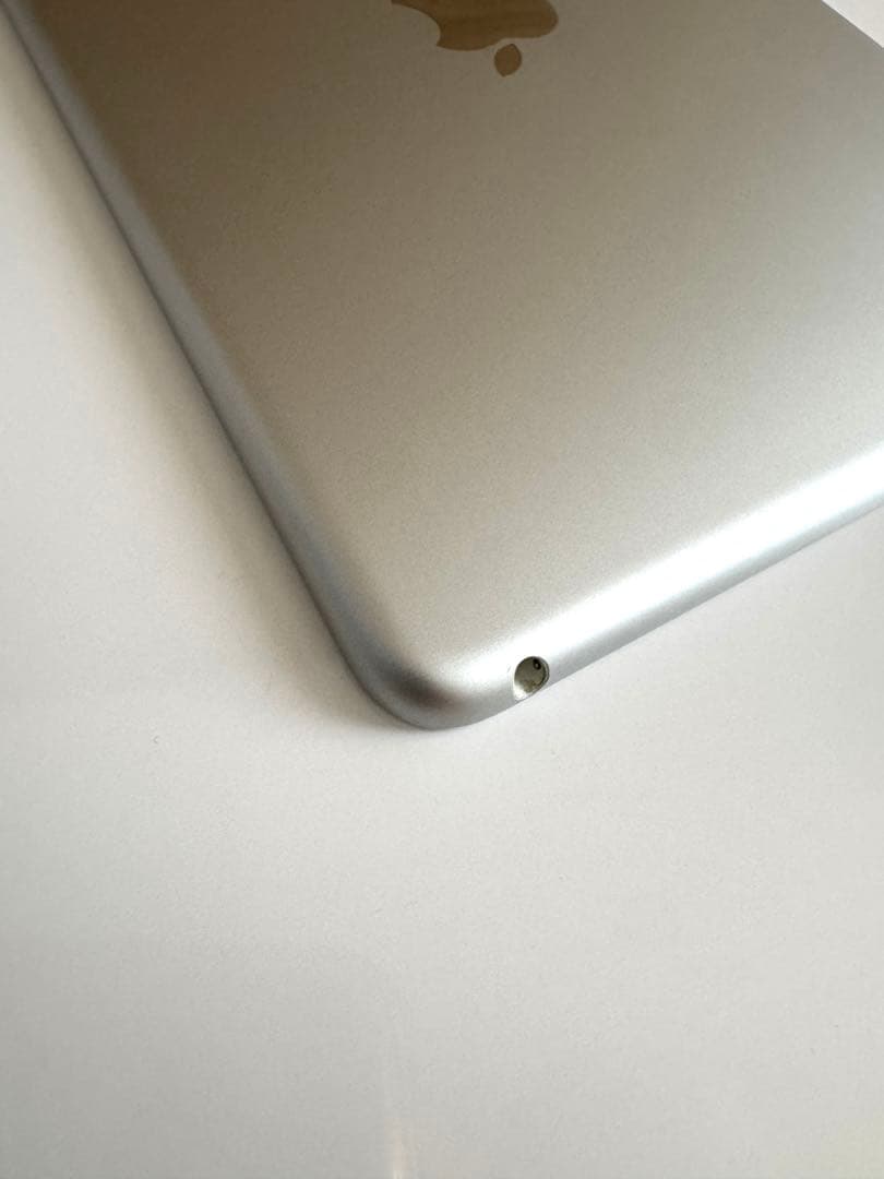 iPad mini 第4世代　64GB シルバー