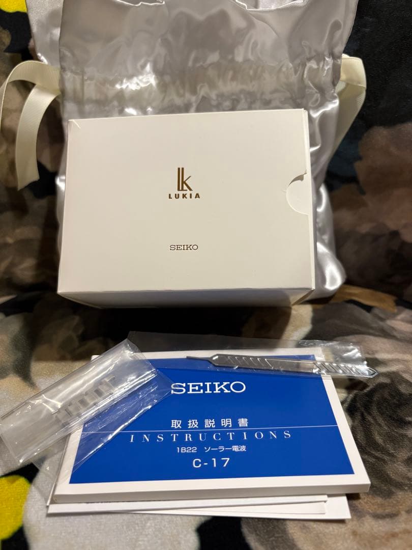 SEIKOLUKIA2016クリスマス限定電波ソーラー腕時計説明書ありレディース