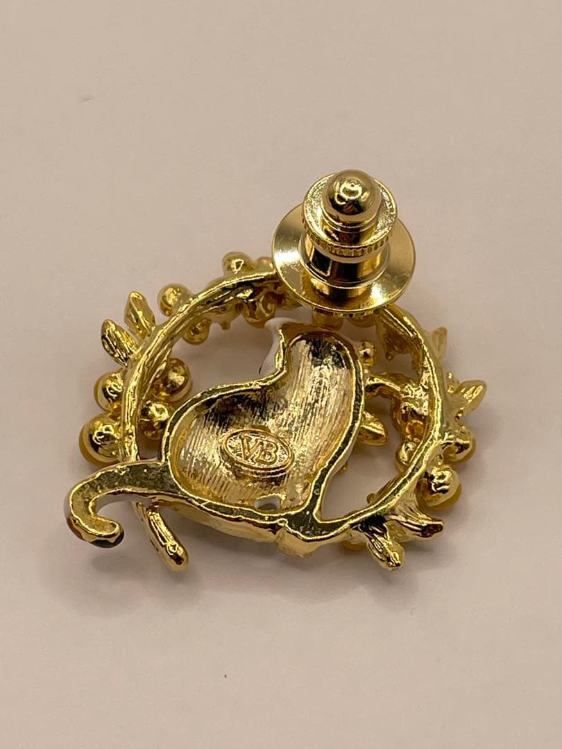 ヴァンドームブティックミモザに囲まれたネコ猫ねこのピンバッジ新品未使用アクセサリ