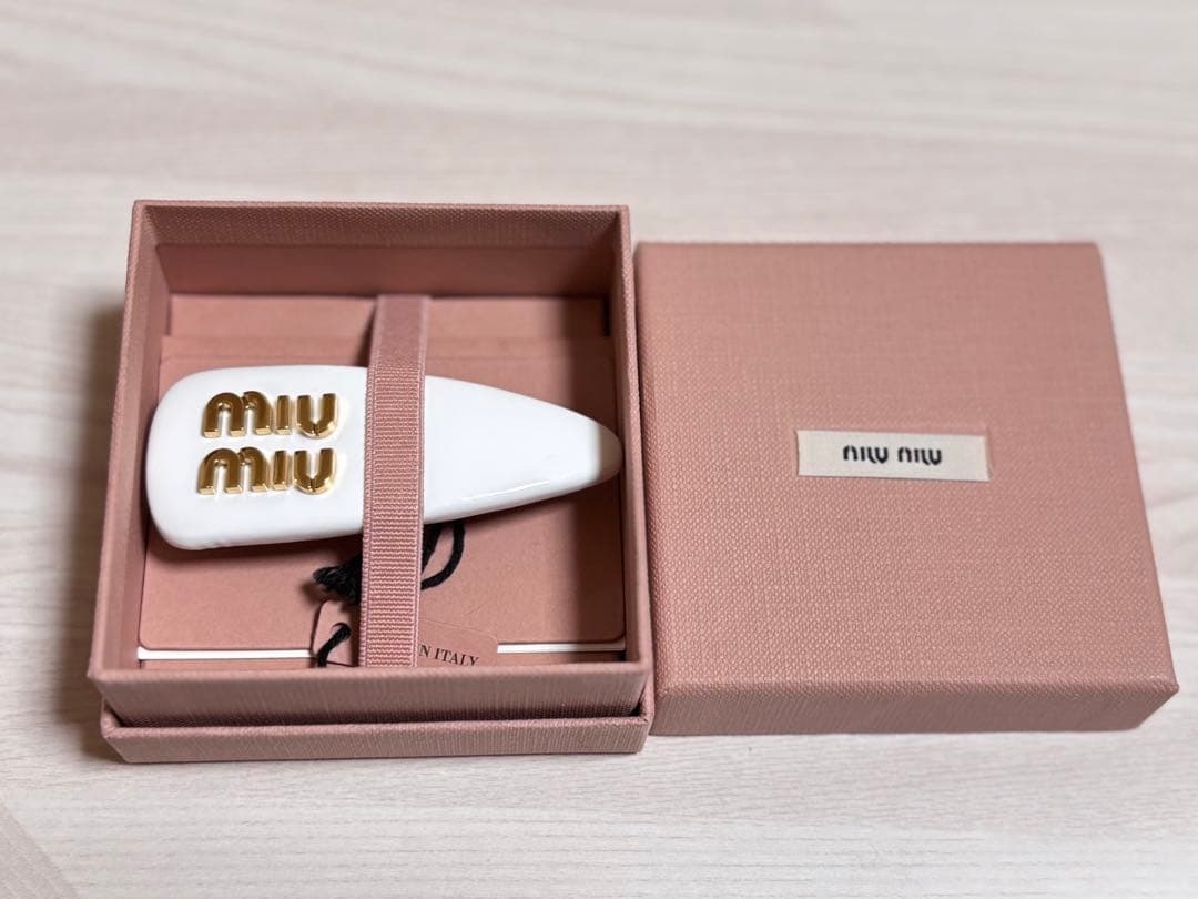 miumiu パテントレザー　ヘアクリップ　ヘアピン 箱、ショッパー付き