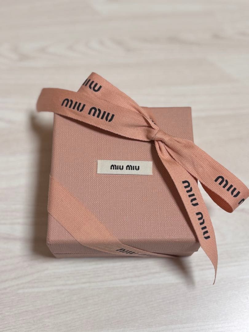 miumiu パテントレザー　ヘアクリップ　ヘアピン 箱、ショッパー付き