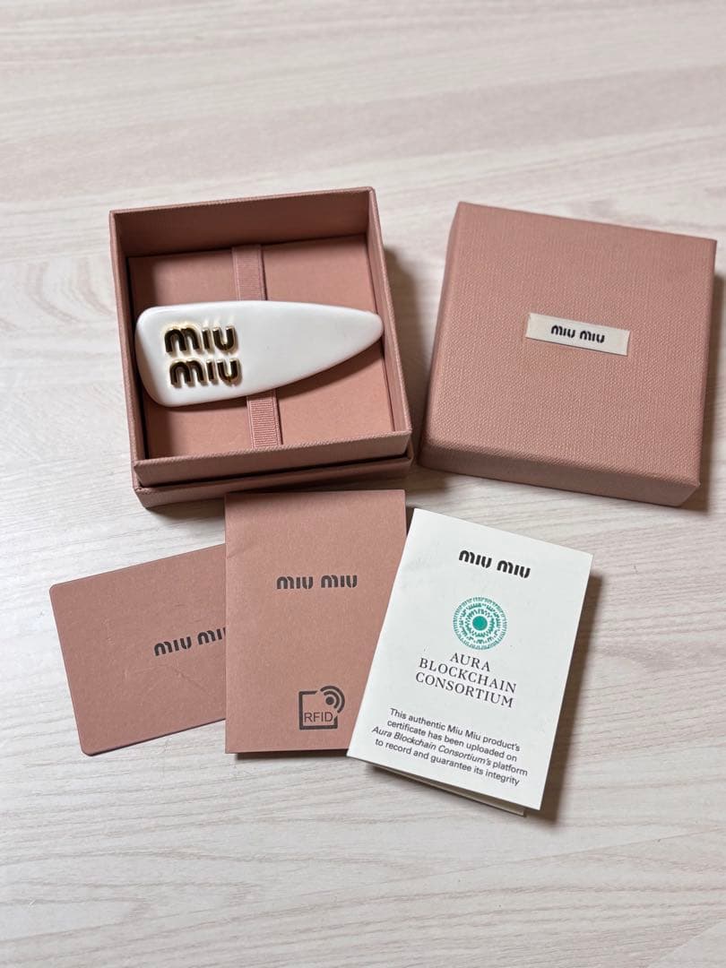 miumiu パテントレザー　ヘアクリップ　ヘアピン 箱、ショッパー付き