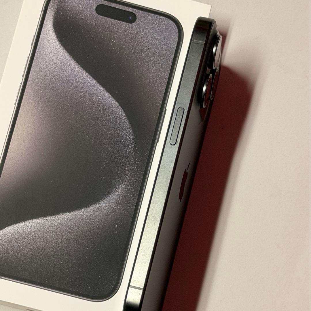 Apple iPhone 15 Pro ブラックチタン本体