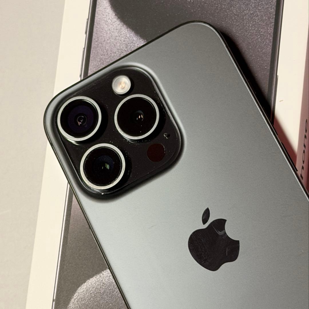 Apple iPhone 15 Pro ブラックチタン本体