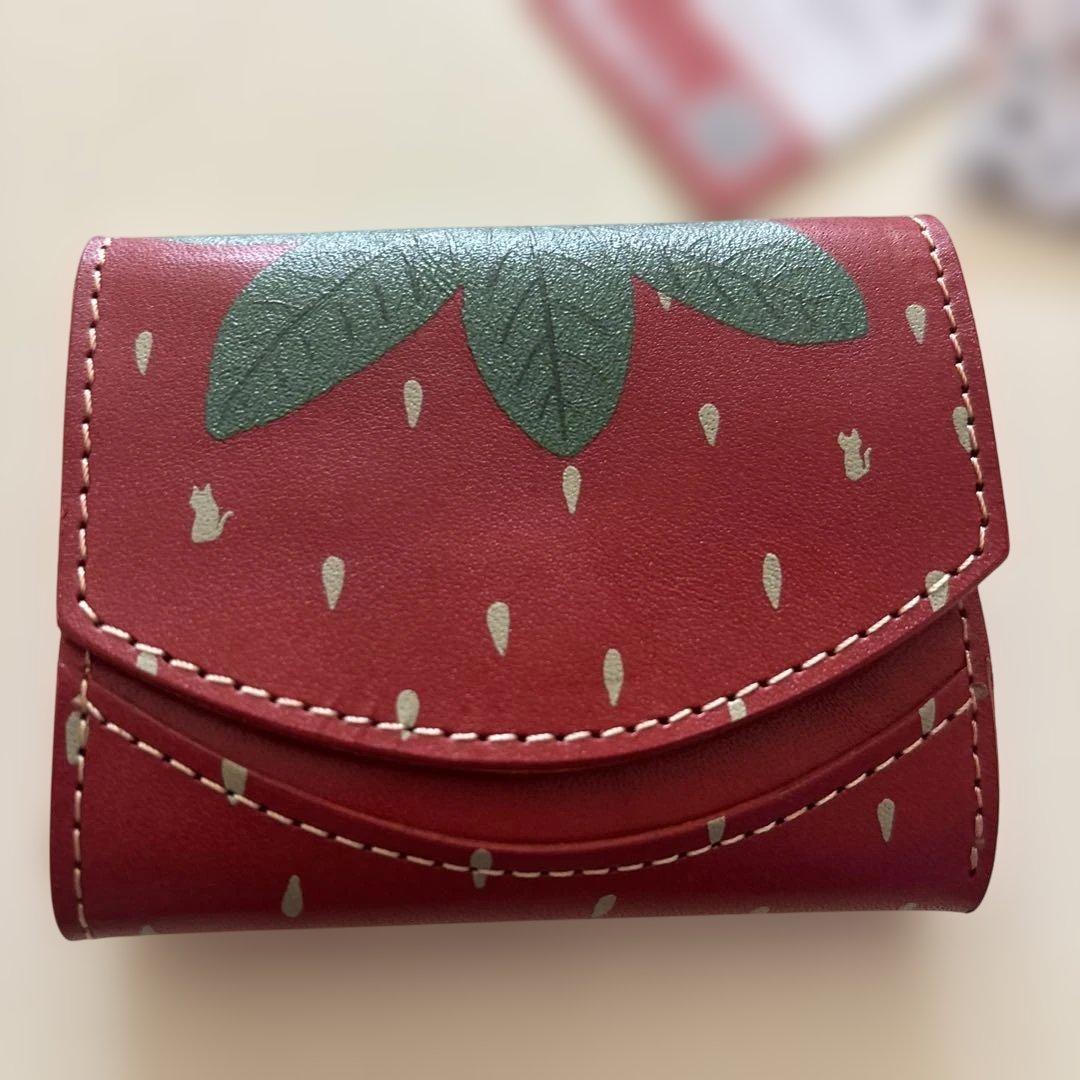 クアトロガッツ　小さいふ。新品　いちご