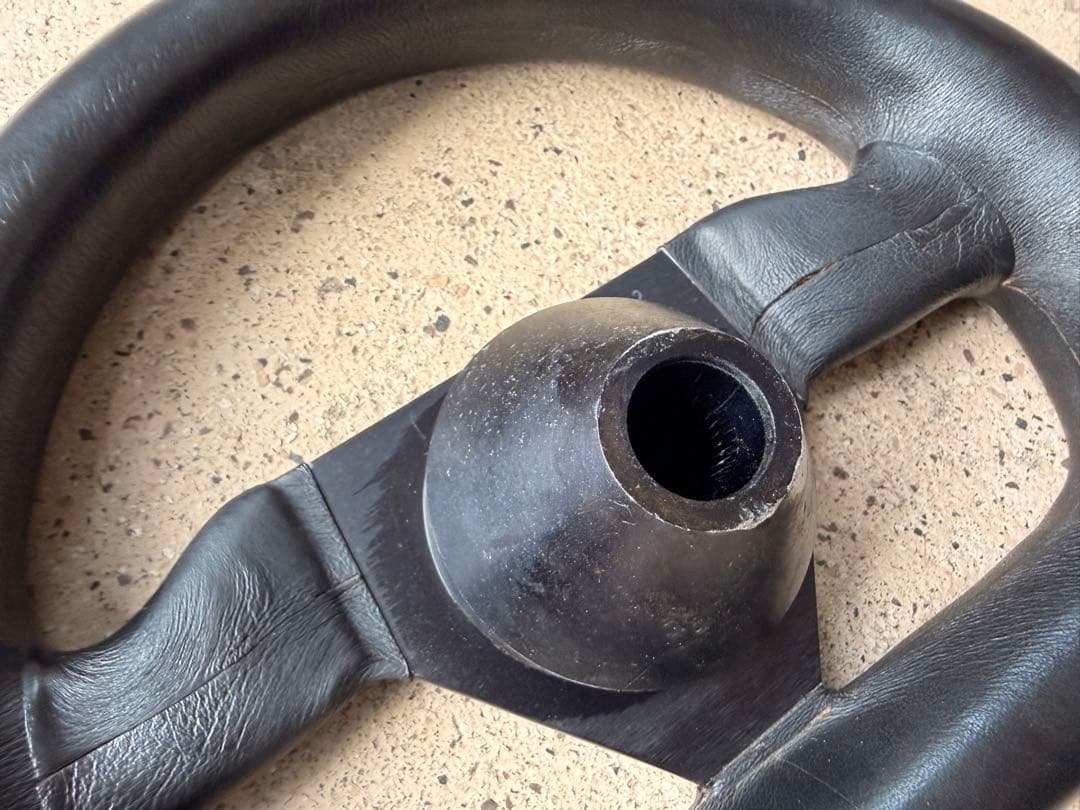 MOMO ステアリングホイール ボス付き スーパーセブン　ケータハム バーキン