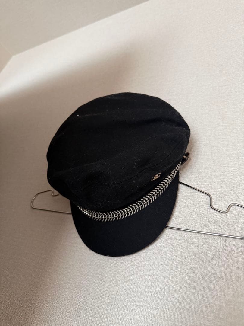 黒 チェーン装飾キャップ