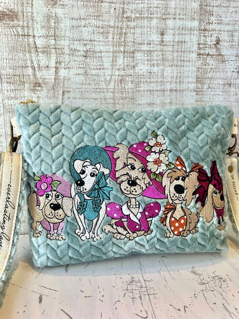 ロラライハリス♡ベビーブルージグザグファー生地♡刺繍のショルダーバッグ♡