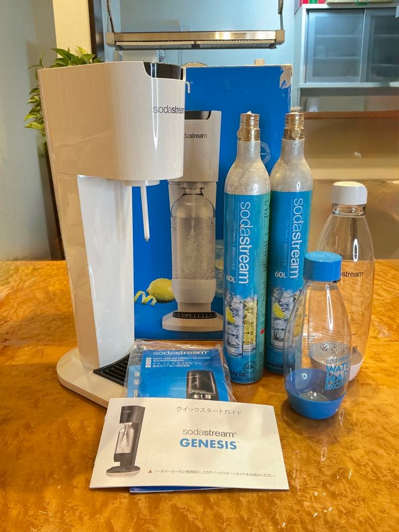 ソーダストリーム　ジェネシス(ホワイト) 満タンガスシリンダー2本、ボトル2本付