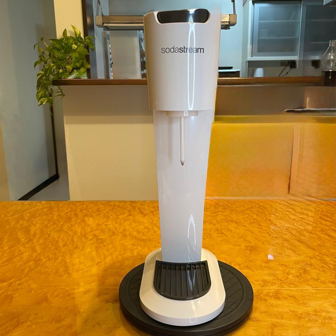 ソーダストリーム　ジェネシス(ホワイト) 満タンガスシリンダー2本、ボトル2本付