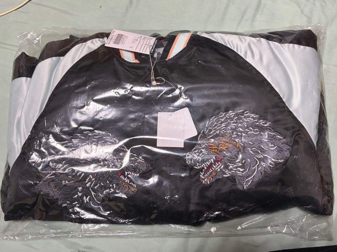 新品未開封　ゴジラ　蓄光刺繍リバーシブルスカジャン　Lサイズ　大人サイズ