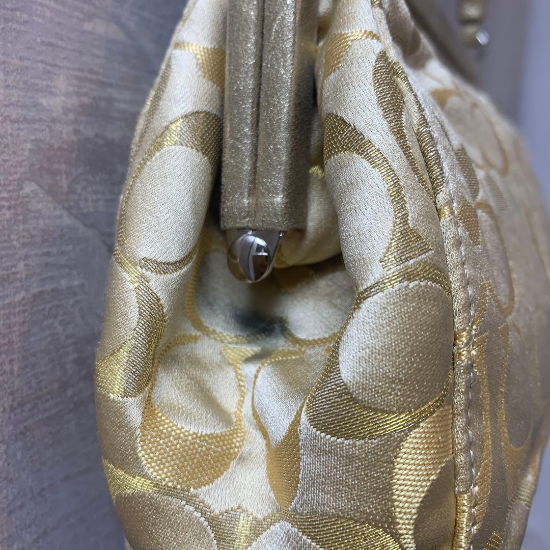 コーチ　ゴールド ロゴ入り がま口ハンドバッグ　和装にもおすすめ