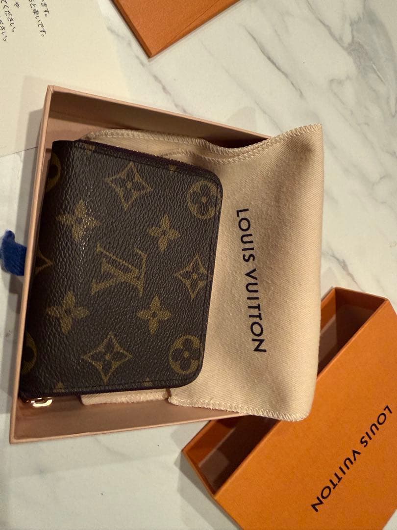 LOUIS VUITTON ジッピー・パース