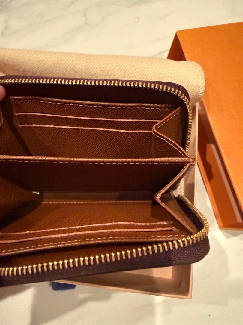 LOUIS VUITTON ジッピー・パース