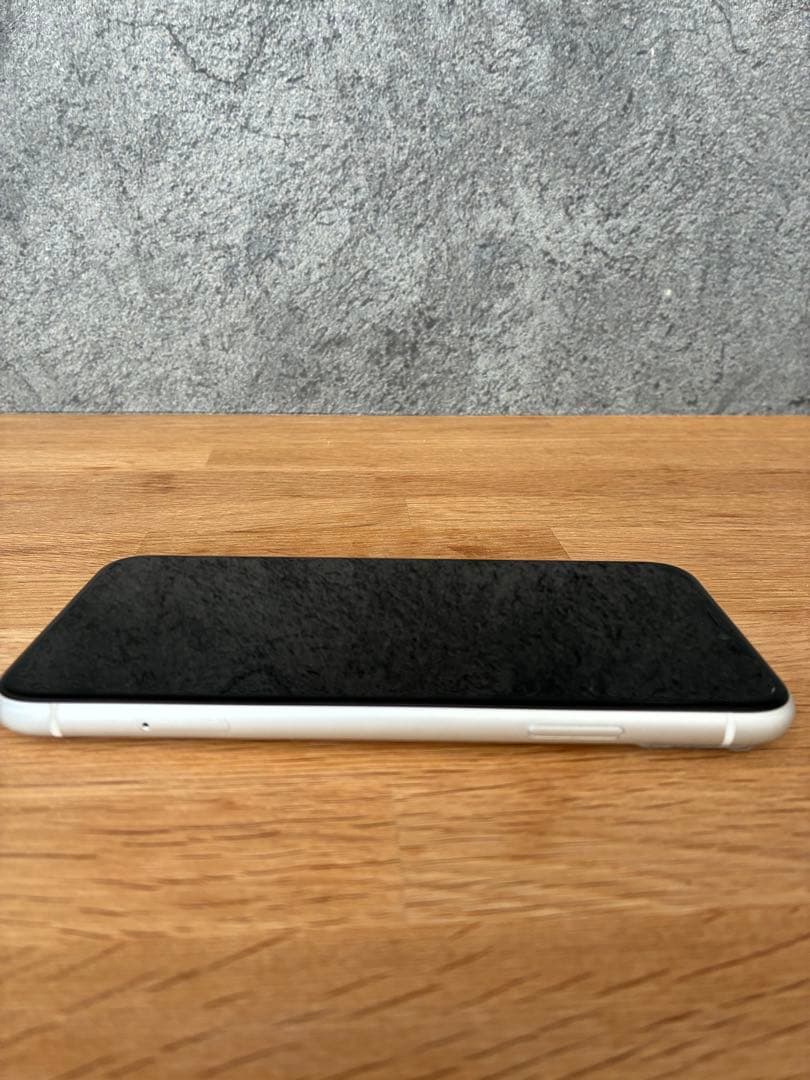 iPhone XR ホワイト　64GB docomo Air Tag限定品付