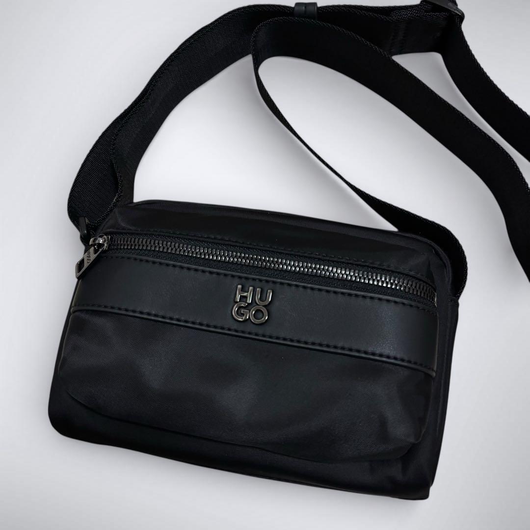 現行モデル HUGO BOSS ツイルクロスボディバッグ スタックロゴ ブラック