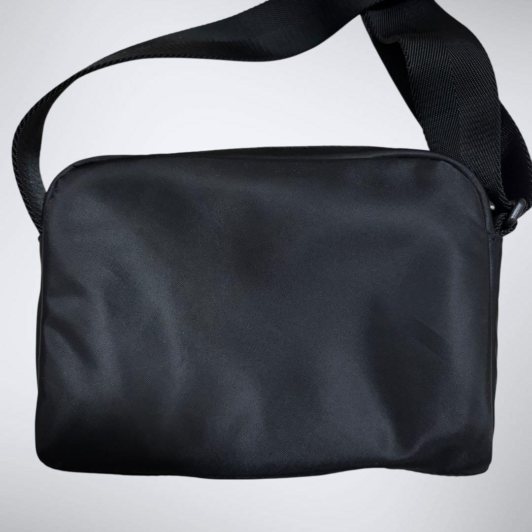 現行モデル HUGO BOSS ツイルクロスボディバッグ スタックロゴ ブラック