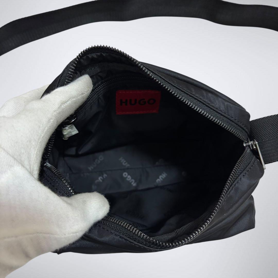 現行モデル HUGO BOSS ツイルクロスボディバッグ スタックロゴ ブラック